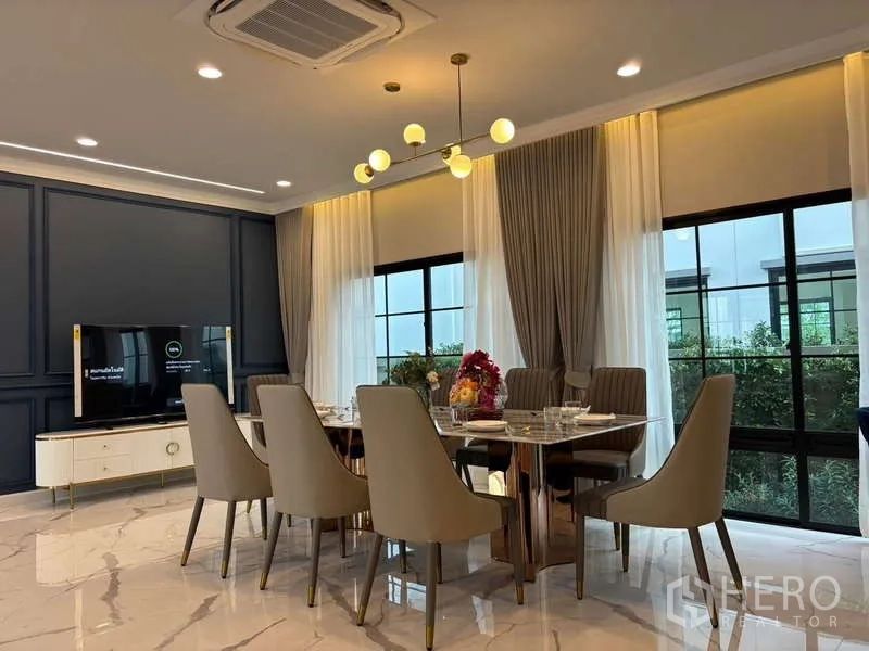 บ้าน ให้เช่าในBang Phli, Samut Prakan - มุมรับประทานอาหาร โคมไฟแขวน หน้าต่างบานใหญ่เห็นสวน