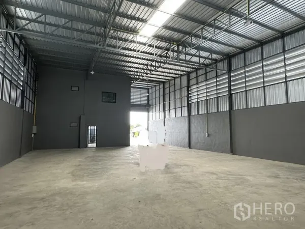 货栈 出租在Lam Luk Ka, Pathum Thani - 开放式仓库大厅，混凝土地面、通风百叶与大门入口