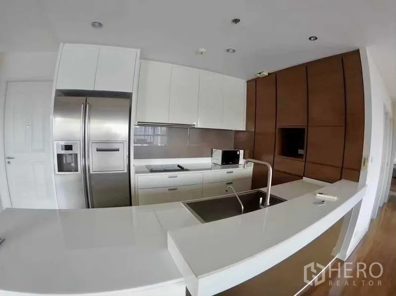 公寓 出租或出售在Khlong San, Bangkok - 极简白色厨房特写，嵌入式炉灶与双开门冰箱