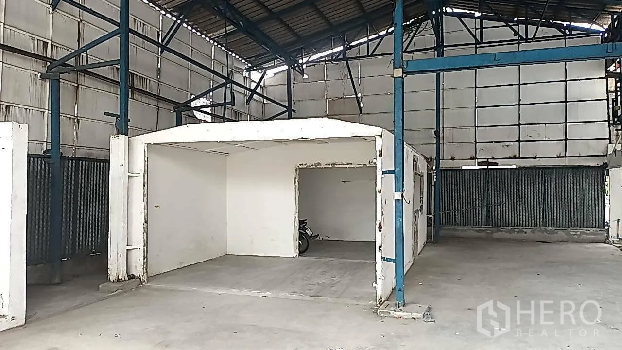 Warehouse for rent in Lat Phrao, Bangkok - Warehouse interior showing a small enclosed room beneath the roof structure.