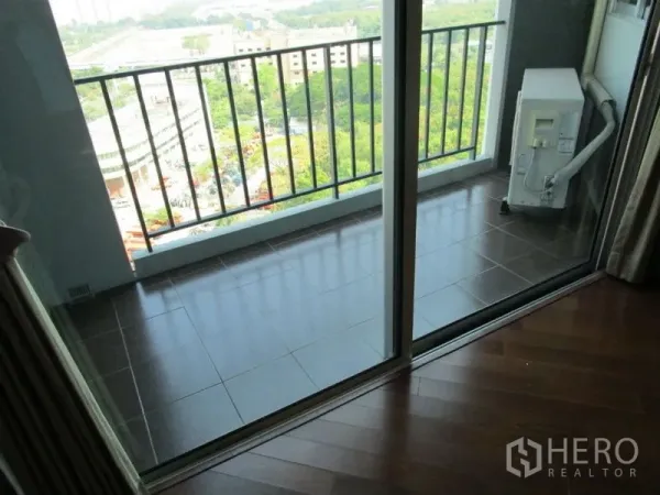 คอนโด ขายในHuai Khwang, Bangkok - ระเบียงส่วนตัว ประตูบานเลื่อน พื้นกระเบื้อง ราวกันตก และวิวเมือง