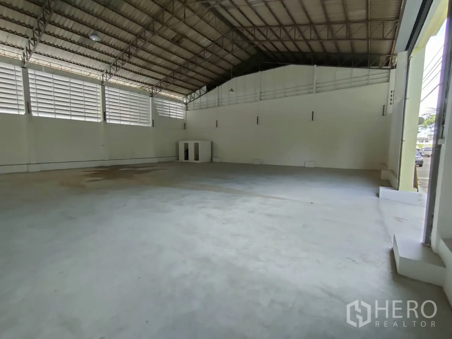 货栈 出租在Bang Sao Thong, Samut Prakan - 从装卸门望向室内的高挑仓库，开阔的地面空间