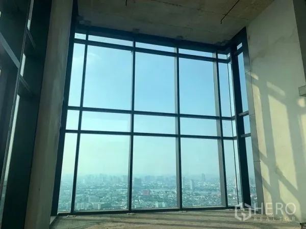 公寓 出售在Bangkok - 转角通高落地窗，高层公寓俯瞰宽阔天际线。