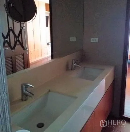 Condominium for rent in Pathum Wan, Bangkok - Bathroom with a long double-sink vanity and modern fixtures.