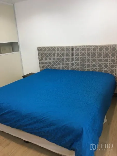 公寓 出租在Watthana, Bangkok - 主卧配特大床与图案床头板，色调温和