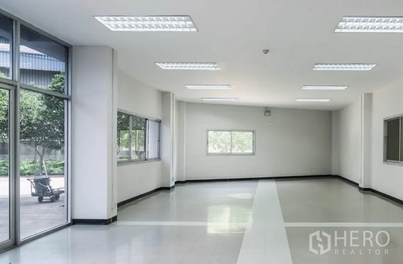 โรงงาน ให้เช่าในMueang Samut Sakhon, Samut Sakhon - โถงสำนักงานชั้นล่าง หน้าต่างบานใหญ่และประตูกระจก มองออกสู่ลานด้านนอก