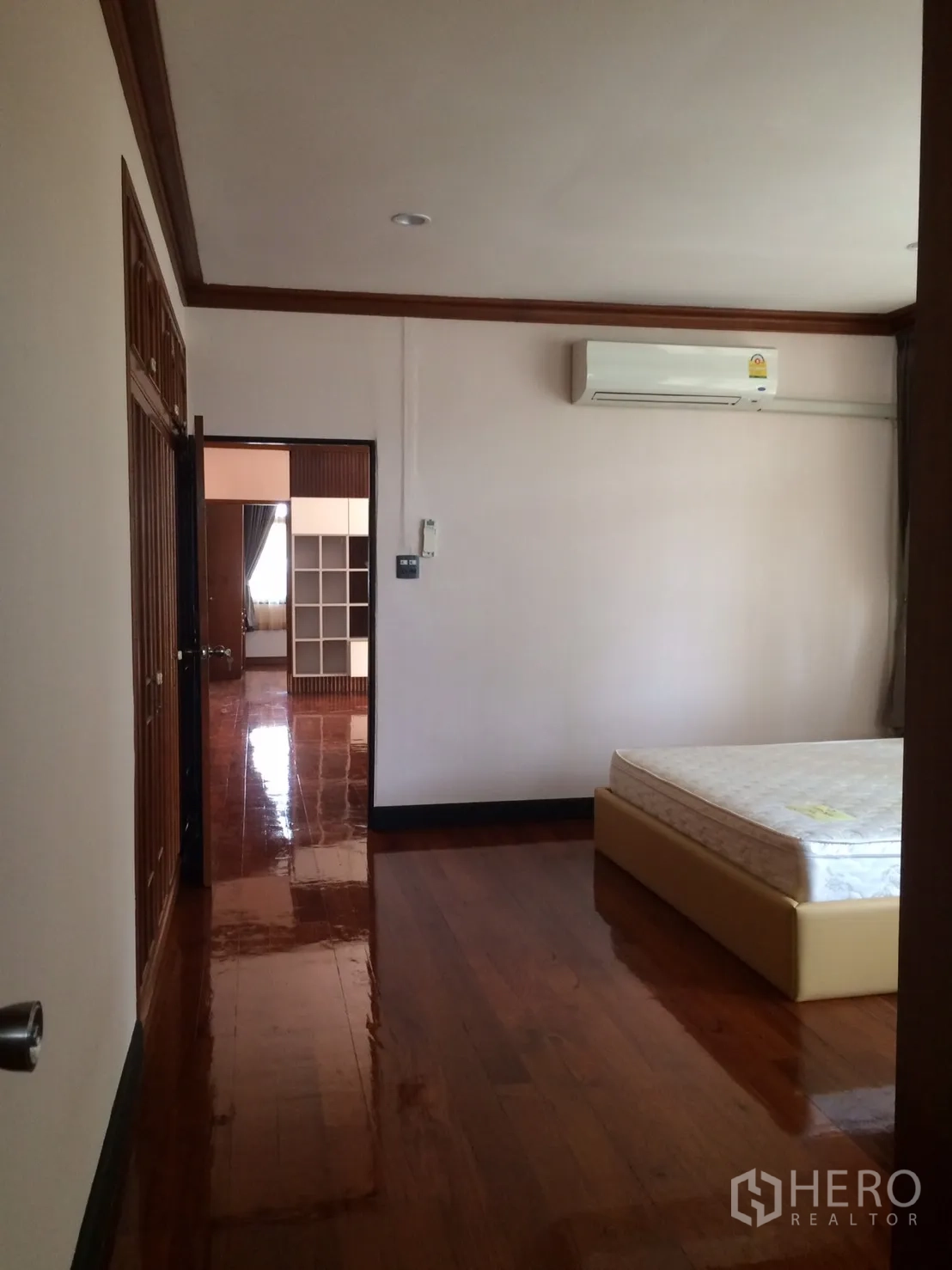 独立式住宅 出租在Khlong Toei, Bangkok - 卧室配床垫、空调与木质装饰。