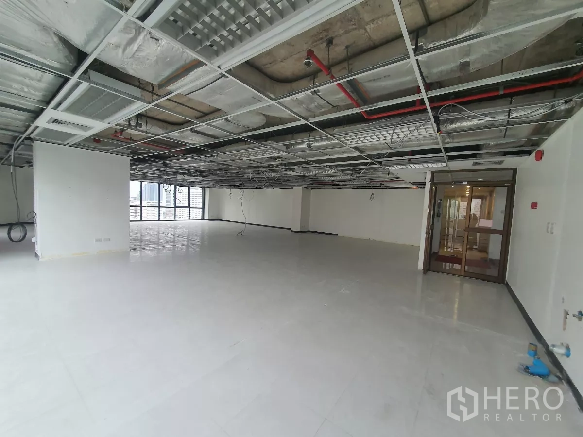 Office Space for rent in Bang Rak, Bangkok - Large rental office near BTS Saint Louis with lobby access and bright interiors.