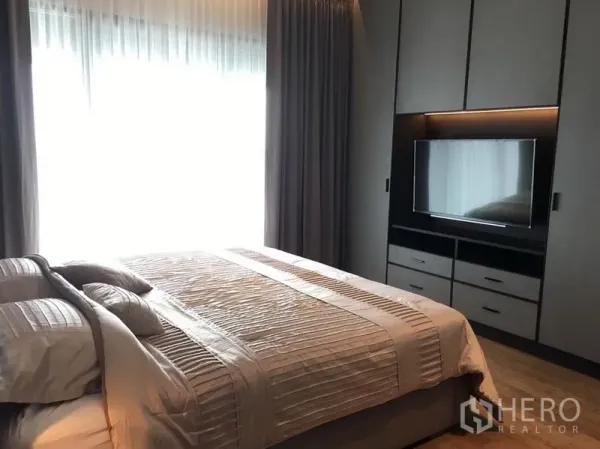 คอนโด ให้เช่าในWatthana, Bangkok - ห้องนอนหลักเตียงคิง ม่านโปร่งและทึบ พร้อมตู้บิวท์อินติดทีวี พื้นไม้