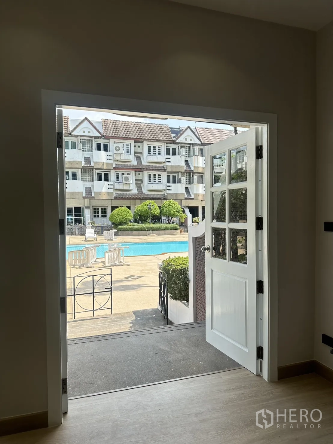家庭办公室 for rent in Watthana, Bangkok - 门口外即为公共泳池庭院的出入口景致。