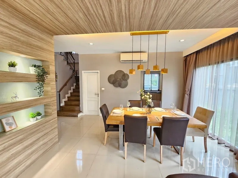 บ้าน ให้เช่าในPrawet, Bangkok - มุมรับประทานอาหาร โต๊ะไม้ 6 ที่นั่ง โคมไฟแขวน และชั้นโชว์