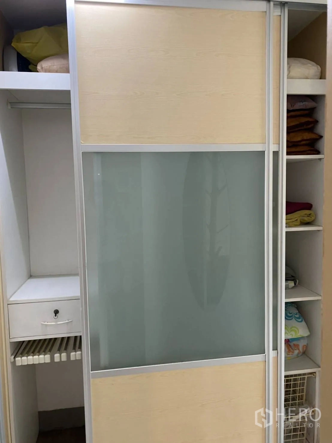 公寓 出租在Pathum Wan, Bangkok - 推拉门衣柜，带搁架与衣杆，收纳空间充足。