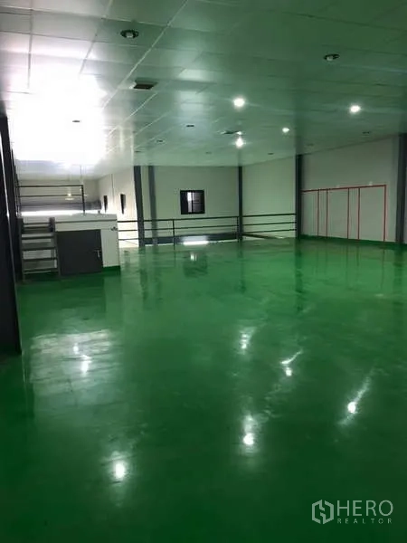 工厂 出租在Bang Phli, Samut Prakan - 大面积夹层，带护栏与明亮顶灯