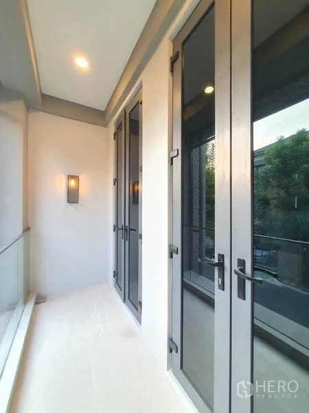 บ้าน ขายในPrawet, Bangkok - ระเบียงมีหลังคา ราวกระจก และประตูกระจกสูง