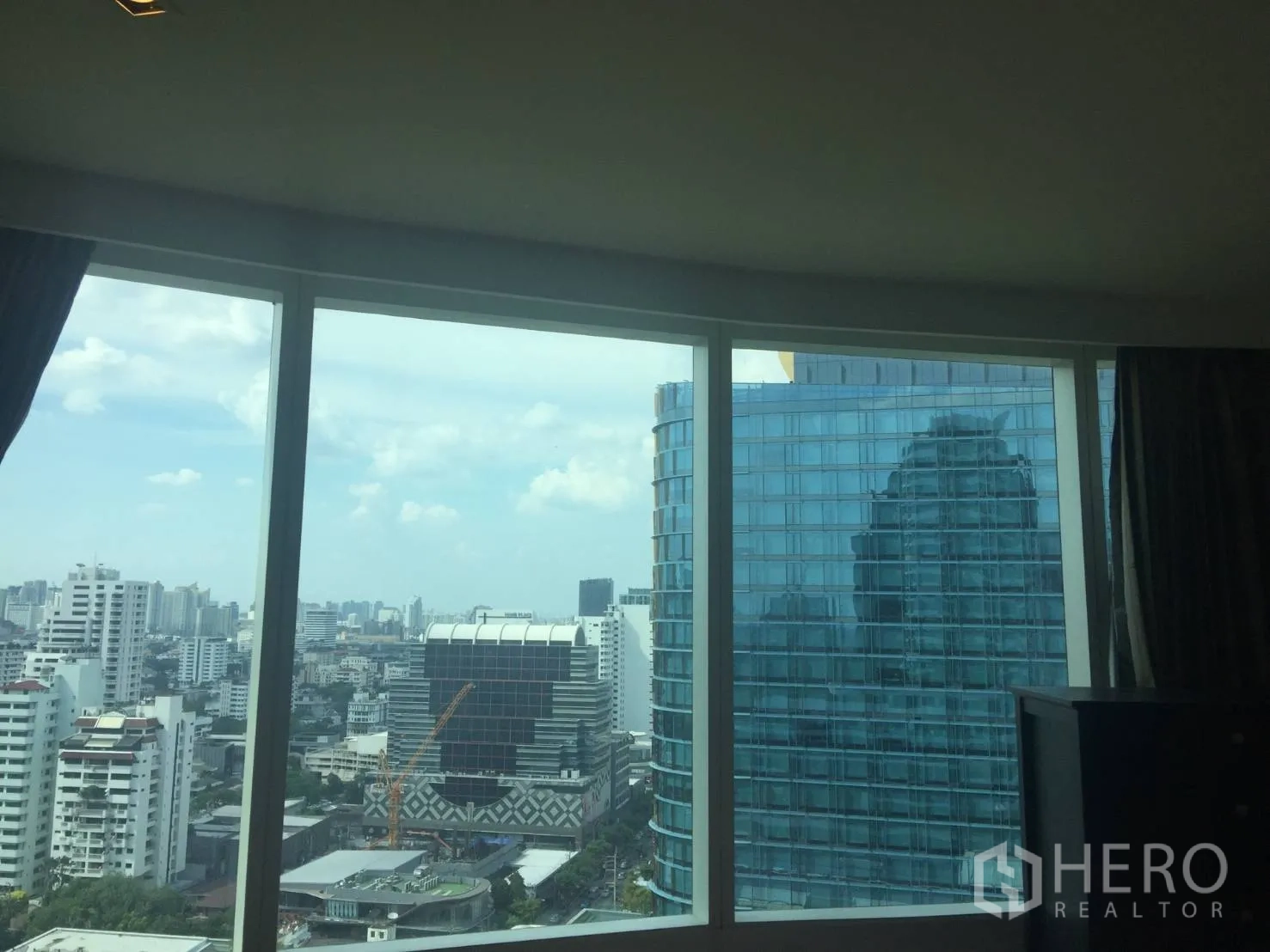 Condominium for rent in Watthana, Bangkok - Powder room with square vessel sink on black countertop and wall mirror.