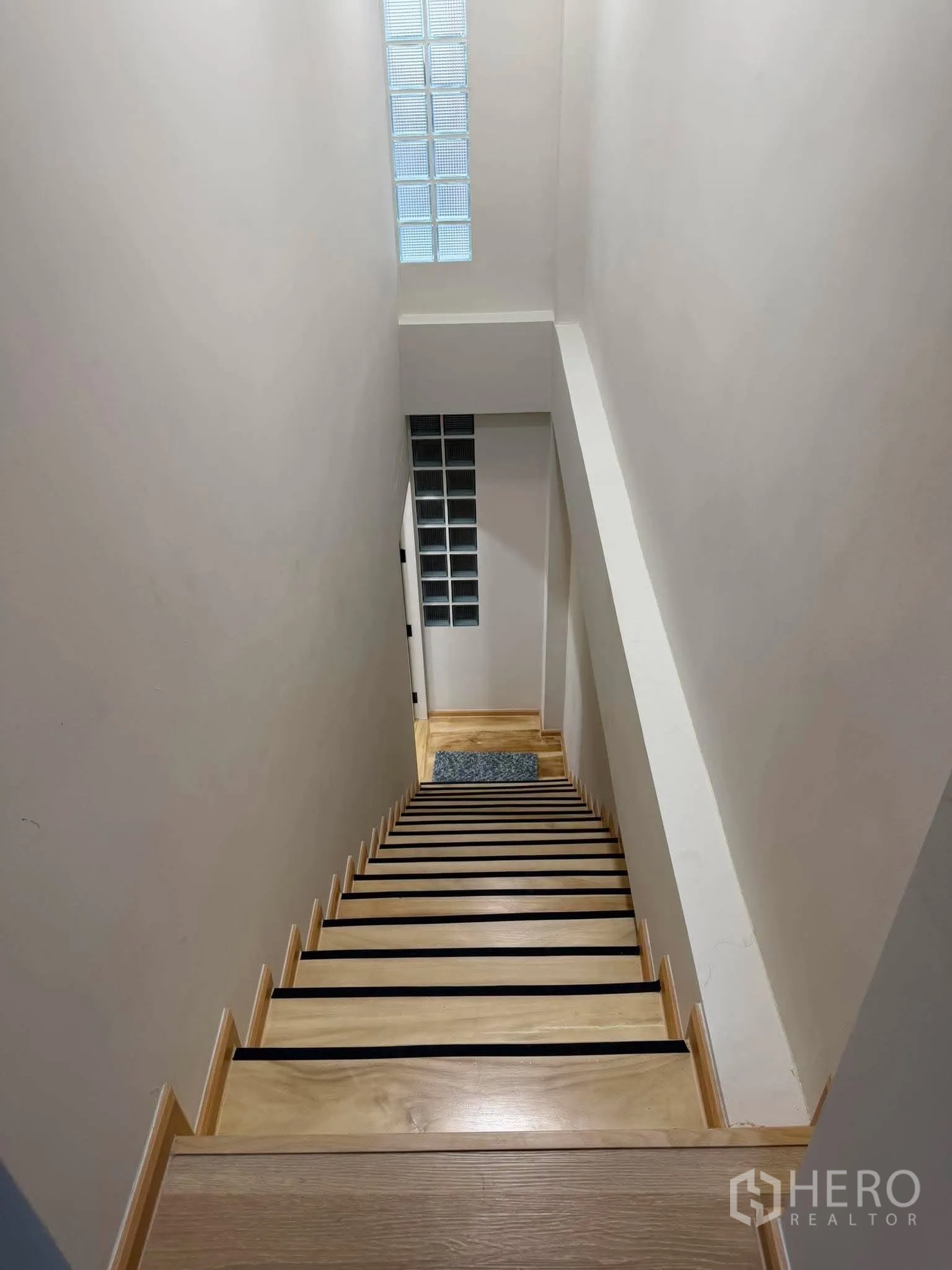 家庭办公室 for rent in Phra Khanong, Bangkok - 木质楼梯，顶上玻璃砖采光。