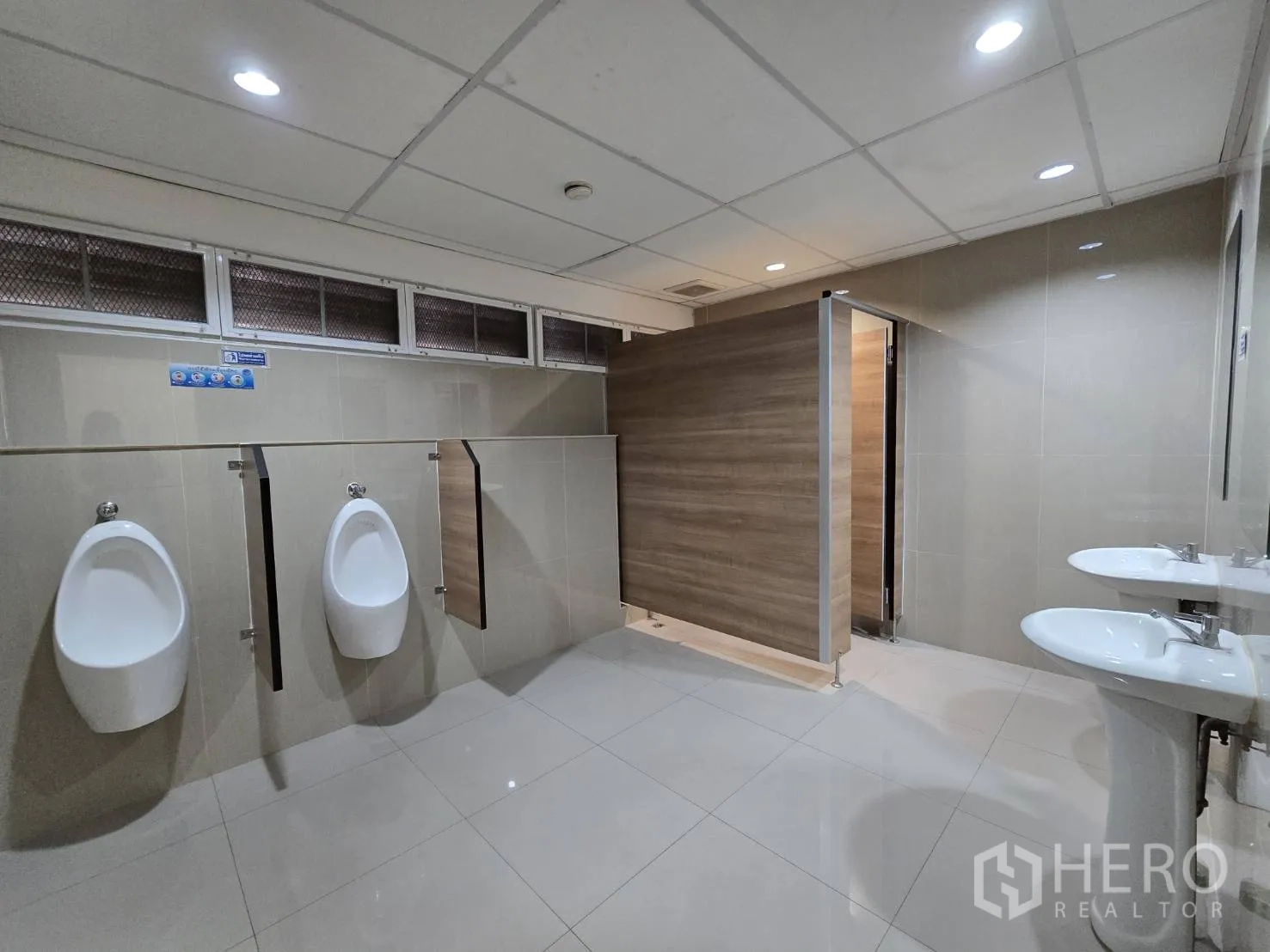 พื้นที่ขายของ for rent in Watthana, Bangkok - ห้องน้ำชาย มีโถปัสสาวะ ห้องส้วม และอ่างล้างมือแบบแท่น พื้นกระเบื้อง