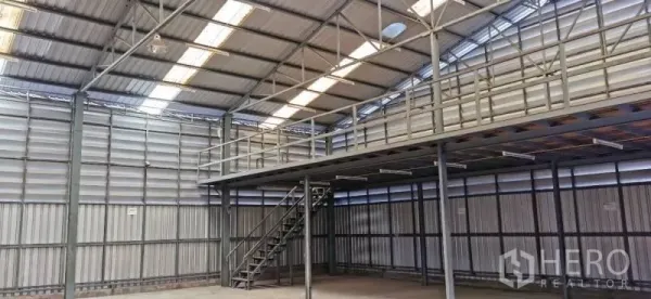 货栈 出租在Huai Khwang, Bangkok - 仓库内部层高开阔，钢结构带夹层与楼梯。