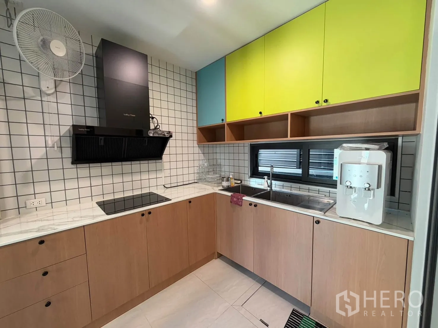 บ้านแฝด for rent in Prawet, Bangkok - ครัวปิดตู้สีสันสดใส พร้อมเตาและเครื่องดูดควันกับอ่างล้างจาน
