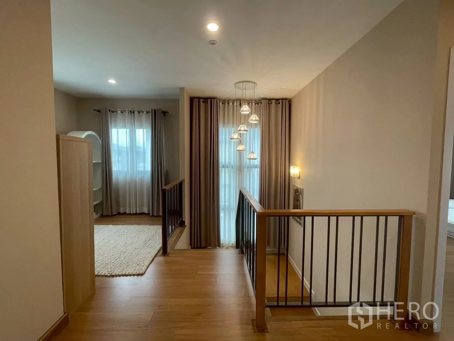 บ้านเดี่ยว for rent in Bang Phli, Samut Prakan - โถงบันไดพร้อมโคมไฟแขวนและราวเหล็กสีดำ.