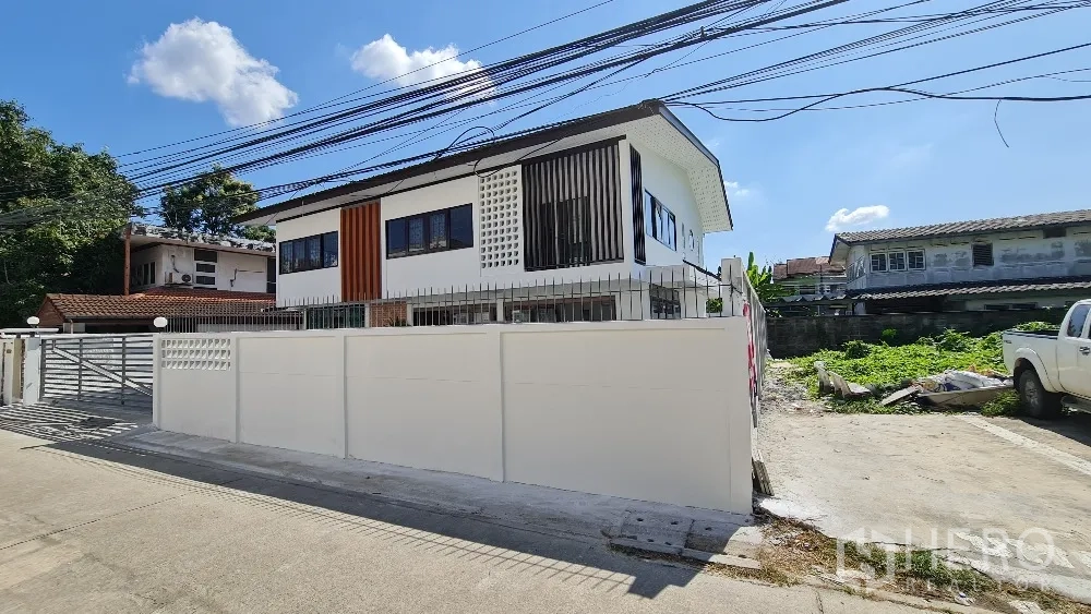 บ้านเดี่ยว for rent in Lat Phrao, Bangkok - มุมมองด้านนอกของบ้านเดี่ยวสองชั้นสไตล์โมเดิร์น มีรั้วปูนและประตูเหล็กสไลด์