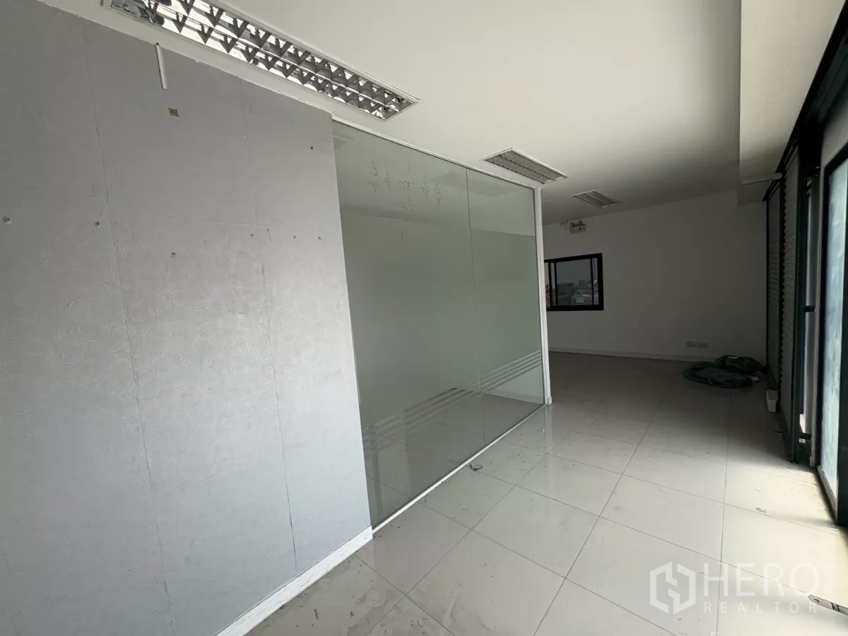 货栈 出租在Bang Phli, Samut Prakan - 走廊式办公室空间，玻璃隔墙可望向仓库。