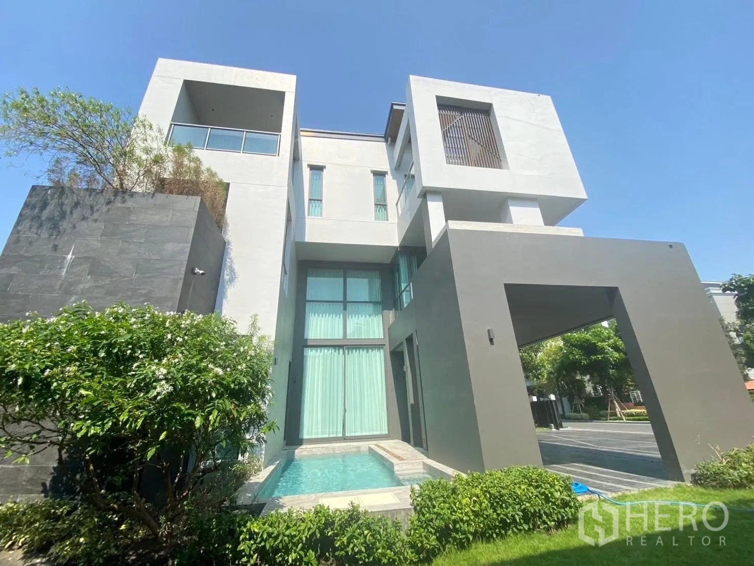 บ้านเดี่ยว for rent or sale in Suan Luang, Bangkok - ภายนอกบ้านสามชั้นสไตล์โมเดิร์นพร้อมสระน้ำและสวน