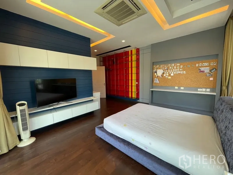 Detached House for rent in Bang Phli, Samut Prakan - Master bedroom with TV wall, cassette ceiling AC and colorful wardrobe.