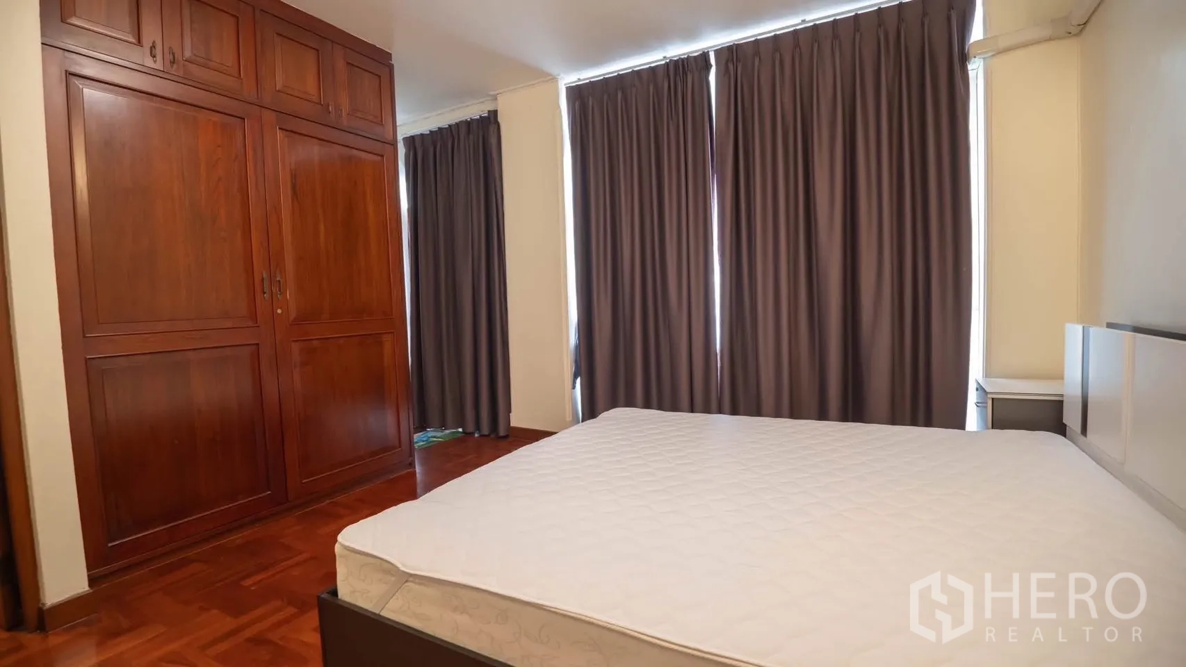 ทาวน์เฮาส์ for rent in Watthana, Bangkok - ห้องนอนตู้เสื้อผ้าบิลต์อินไม้พร้อมหน้าต่างและผ้าม่านสีเข้ม