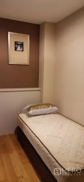 คอนโด ให้เช่าในWatthana, Bangkok - ห้องนอนที่สองพร้อมเตียงเดี่ยวและแสงไฟอบอุ่น