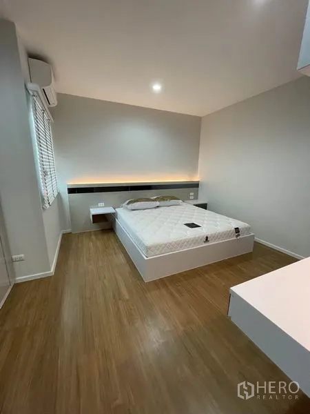 独立式住宅 出租在Prawet, Bangkok - 客卧配大床，极简风与木地板