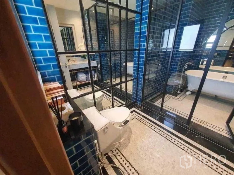 独立式住宅 出租或出售在Prawet, Bangkok - 设计感卫浴，蓝色地铁砖与玻璃隔断。