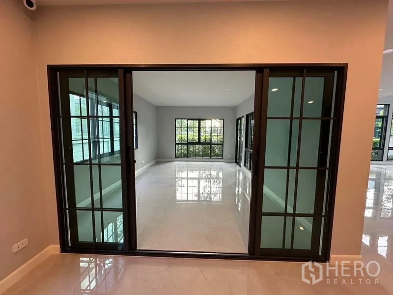 Detached House for rent or sale in Bang Phli, Samut Prakan - Sliding glass doors opening into a bright sunroom or additional family area.