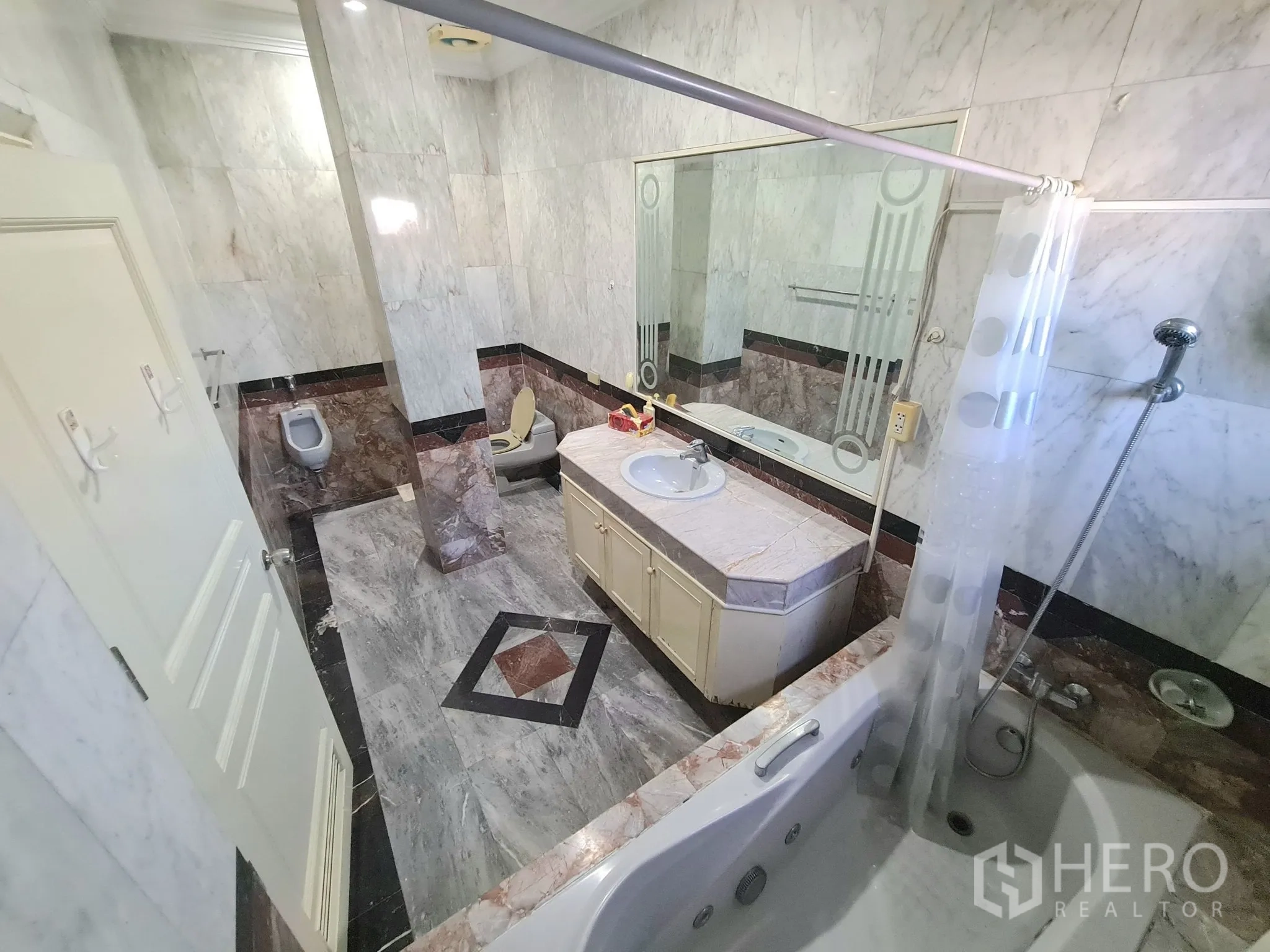 Detached House for sale in Chatuchak, Bangkok - Marble-clad bathroom with bathtub, urinal and long vanity.