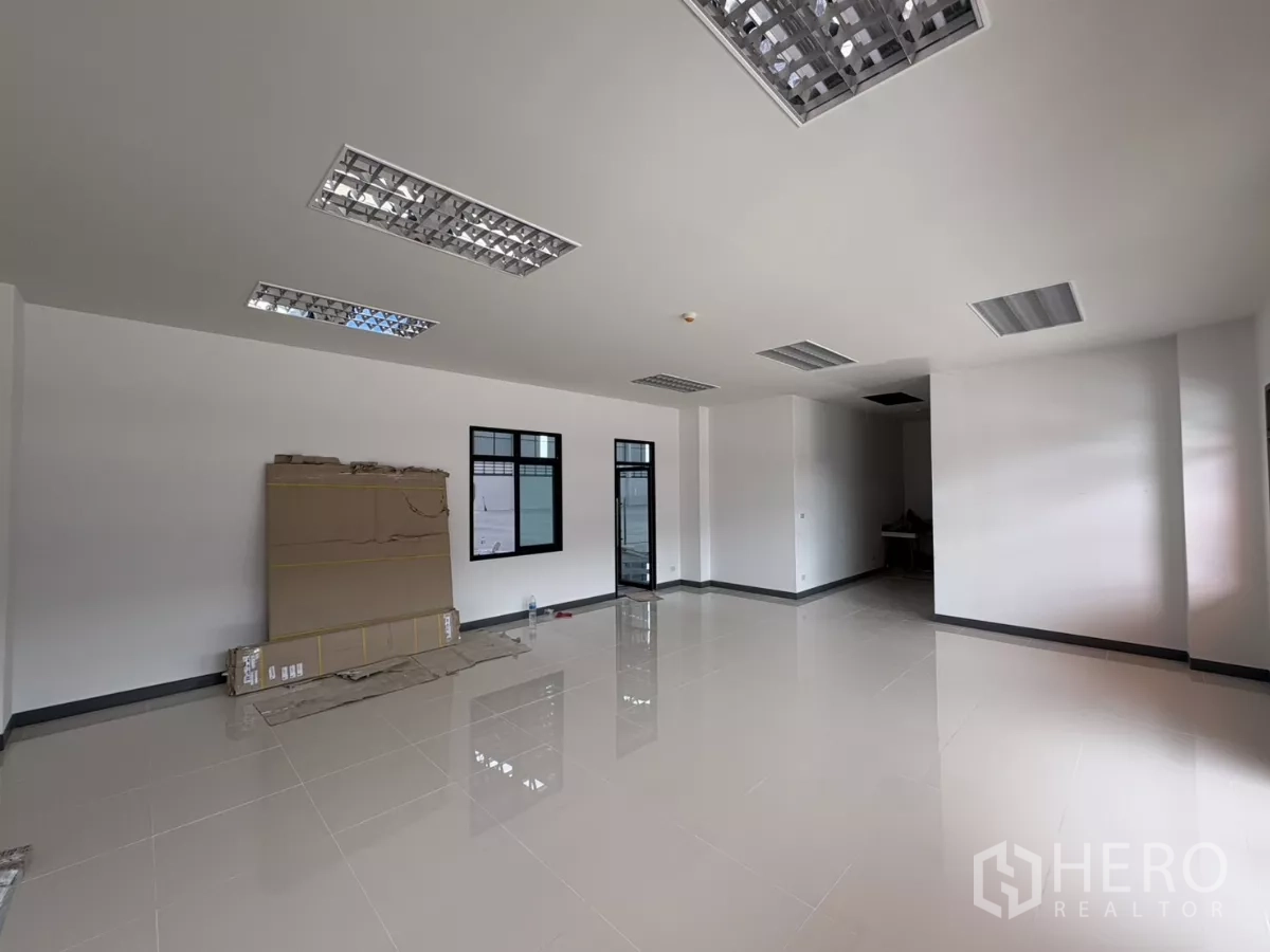 工厂 出租在Bang Pakong, Chachoengsao - 开放式办公室，大片窗户与光亮地砖，便于二次装修。