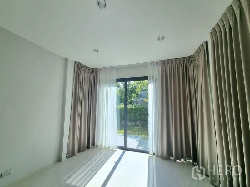 独立式住宅 出租 - 明亮房间，推拉门通往露台与庭院。