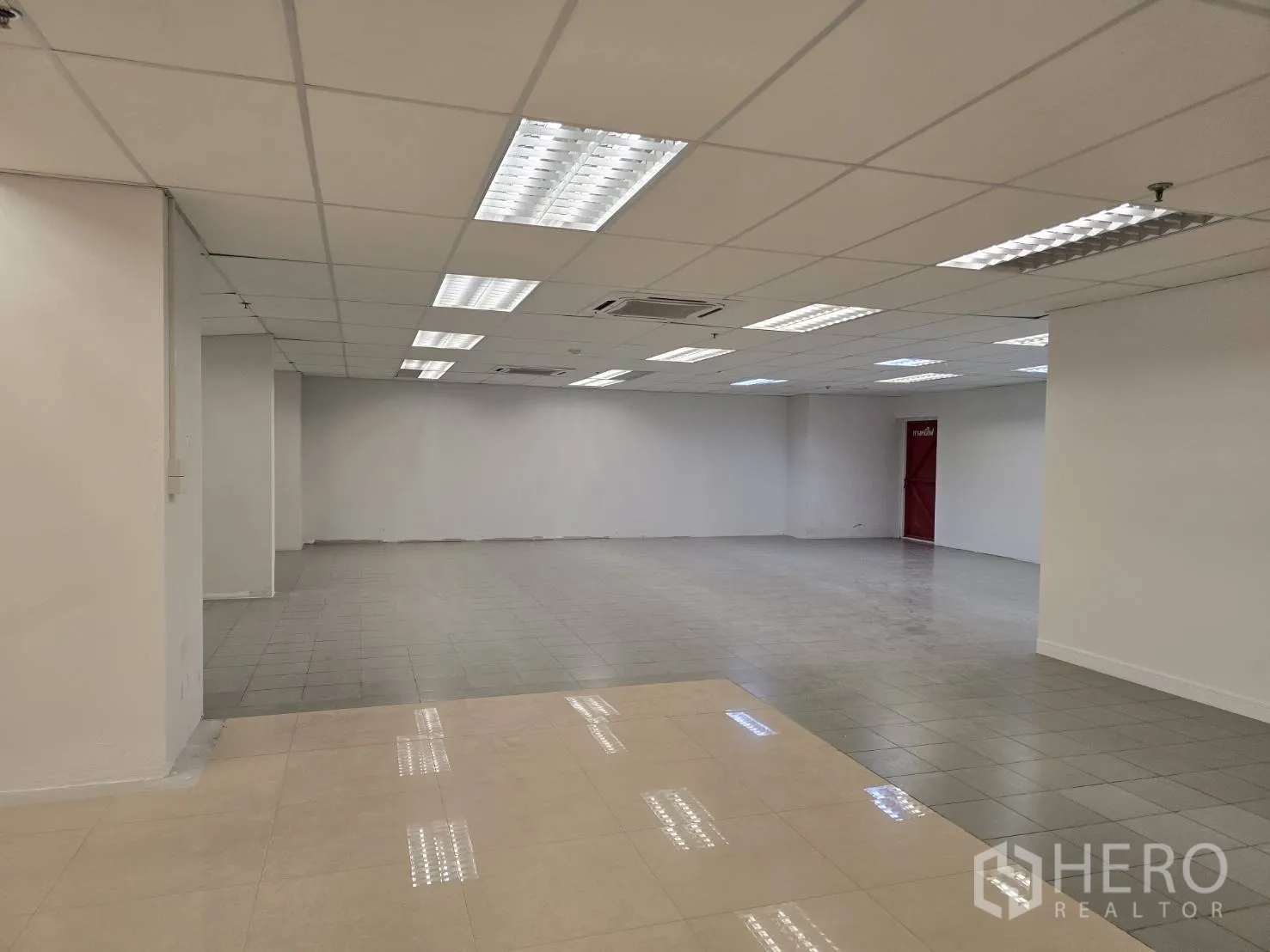 พื้นที่ขายของ for rent in Watthana, Bangkok - พื้นที่โล่งขนาดใหญ่ พื้นกระเบื้องผสมและไฟฟลูออเรสเซนต์