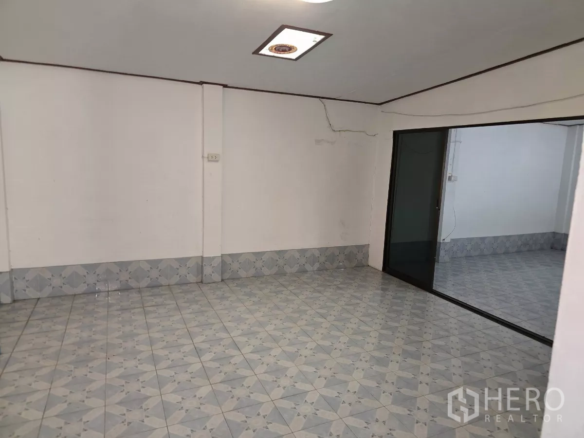 带办公室的家 出租在Wang Thonglang, Bangkok - 空置多功能房，花纹地砖、白墙与推拉玻璃隔断