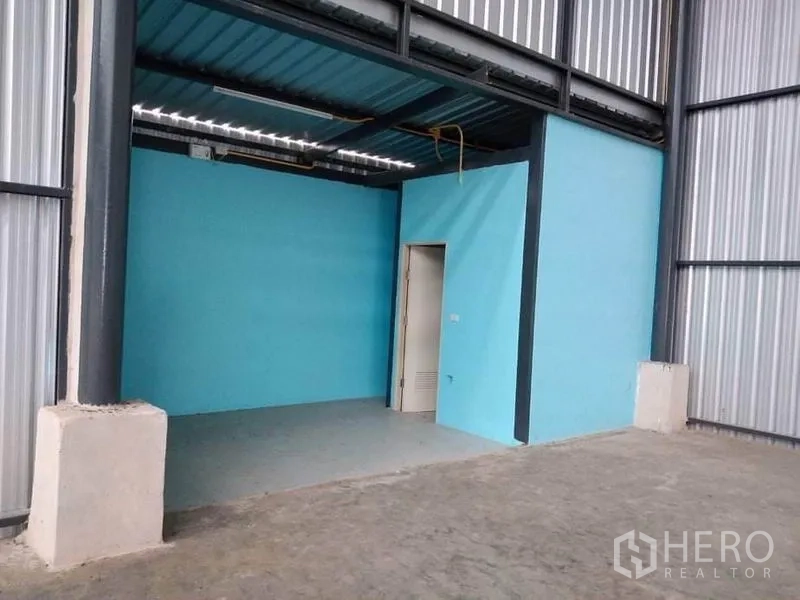 Factory for rent in Mueang Samut Prakan, Samut Prakan - Small internal office and restroom block painted blue inside the factory.