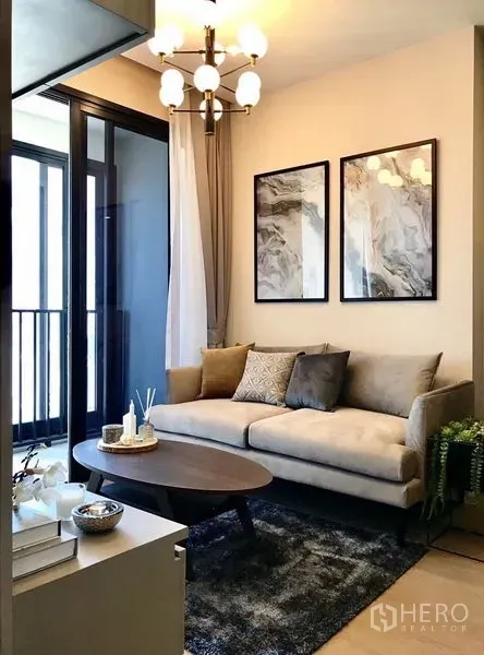 公寓 出租在Watthana, Bangkok - 温馨客厅，沙发、茶几，连接阳台