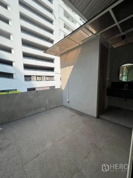 零售空间 出租在Phaya Thai, Bangkok - 小露台，旁有洗手池与外部卫生间门