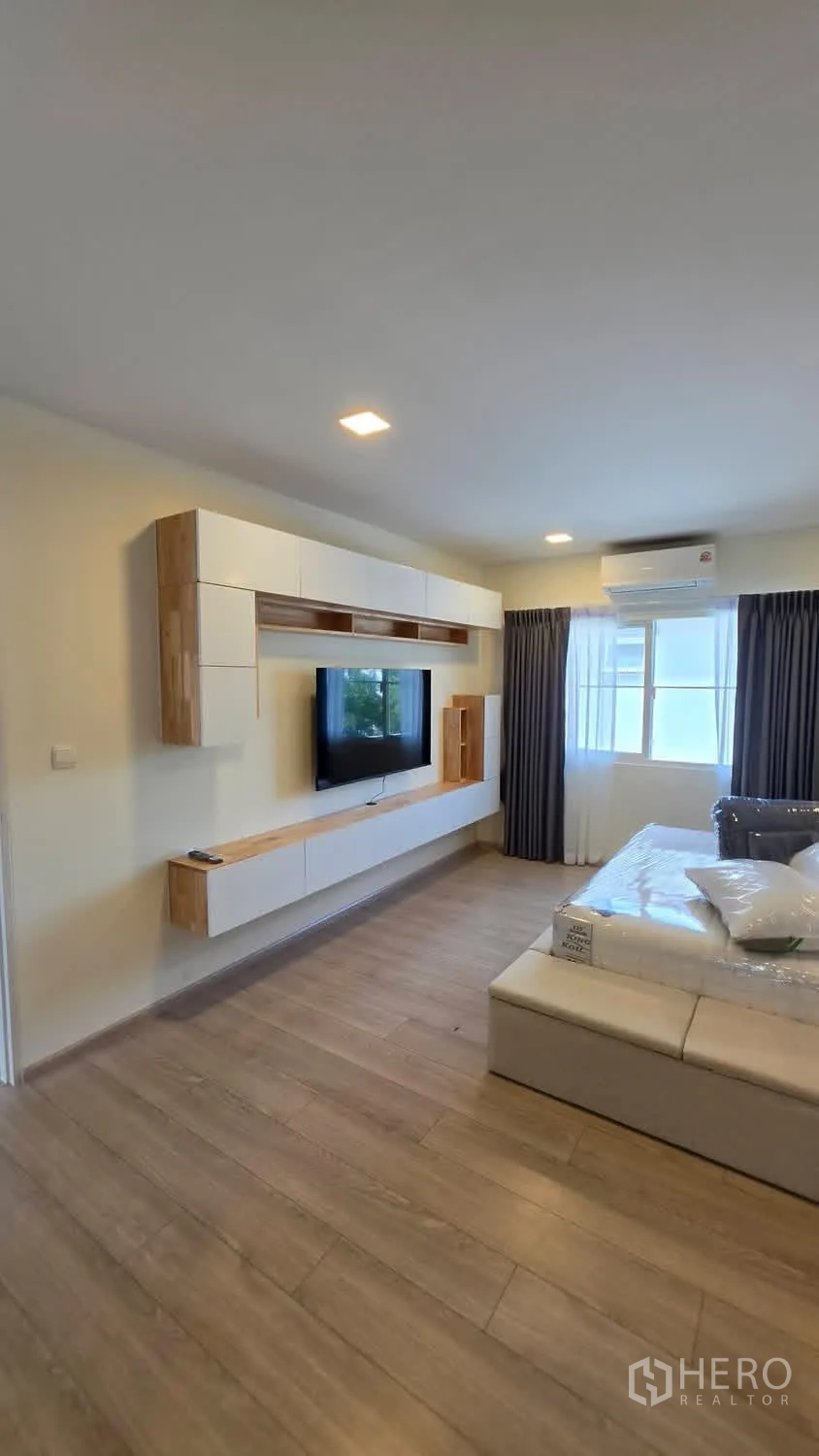 独栋房屋 for rent in Bang Phli, Samut Prakan - 卧室/起居区墙面电视与悬挂收纳柜，配空调。