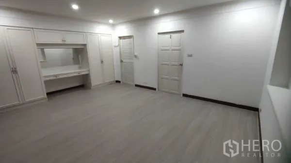สำนักงานที่บ้าน ให้เช่าในWatthana, Bangkok - ห้องนอนโทนขาวกว้าง มีตู้บิวท์อิน โต๊ะเครื่องแป้ง และไฟฝังฝ้า