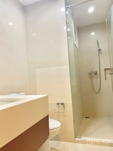 公寓 出租在Watthana, Bangkok - 现代卫浴，玻璃淋浴间、洗手台与坐便器