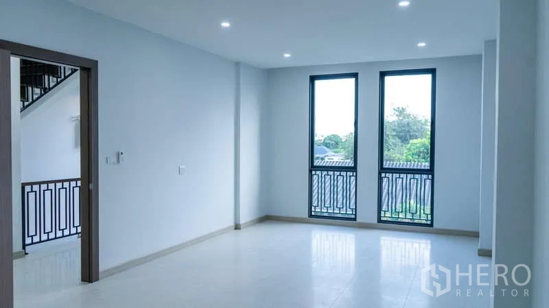 独立式住宅 出租或出售在Suan Luang, Bangkok - 宽敞房间配双扇高窗与法式栏杆，可见绿景
