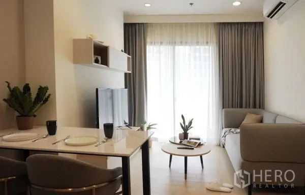 คอนโด ให้เช่าในPathum Wan, Bangkok - ห้องนั่งเล่นอบอุ่นมีชุดอาหาร ทีวี และประตูกระจกบานเลื่อนออกระเบียง
