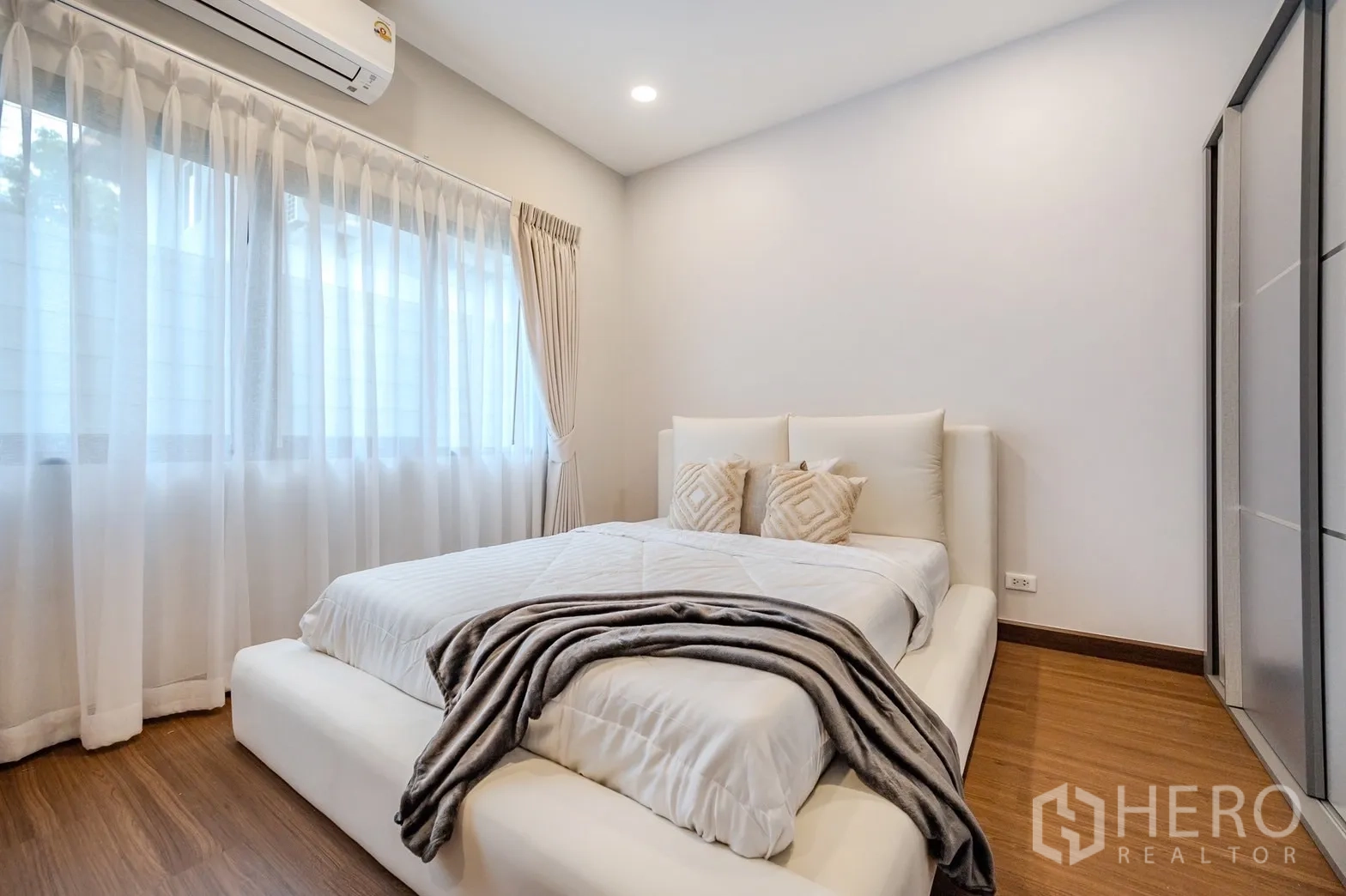 Detached House for rent in Bang Phli, Samut Prakan - Bedroom with ensuite bathroom featuring tiled shower