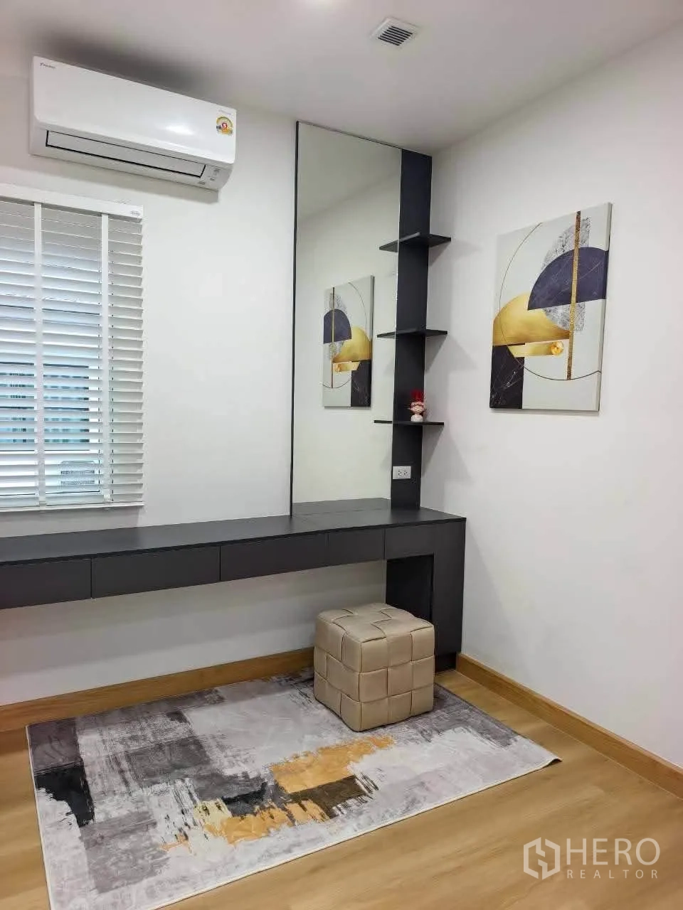 บ้านเดี่ยว for rent in Bang Phli, Samut Prakan - มุมแต่งตัวพร้อมโต๊ะบิวท์อินยาว สตูล และกระจกเต็มตัว.