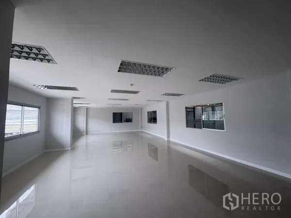 Factory for rent in Bang Phli, Samut Prakan - Spacious open-plan office floor with suspended fluorescent lighting and windows.