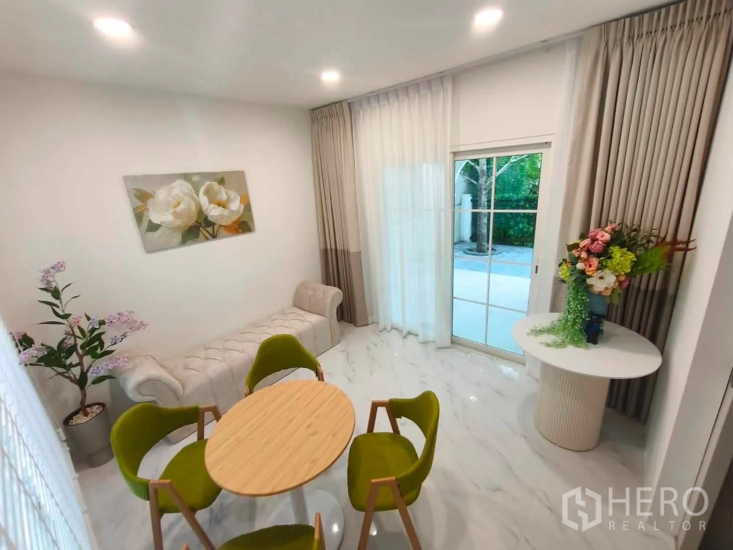 บ้านเดี่ยว for rent in Bang Phli, Samut Prakan - พื้นที่ทานอาหารติดประตูกระจกบานเลื่อนออกสู่เฉลียงสวน.